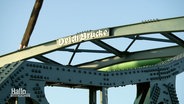 Die alte Deichbrücke in Wilhelmshaven wurde nach ihrer vier-jährigen Restauration wieder an ihren Bestimmungsort gebracht. © Screenshot 