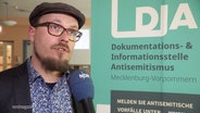 Ein Mitarbeiter der Dokumentations- & Informationsstelle Antisemitismus MV äußert sich zum aktuellen Jahresbericht. © Screenshot 