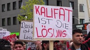 "Kalifat ist die Lösung" steht auf einem Plakat bei einer Isamisten-Demo in Hamburg. © Screenshot 