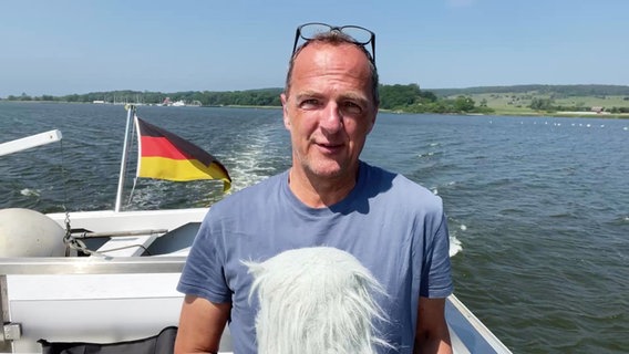 Stefan Kreibohm moderiert das Wetter auf einem Boot. © Screenshot 
