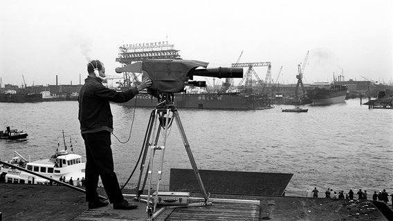 Ein Kameramann des NDR filmt 1959 im Hamburger Hafen. Ein Kameramann des NDR filmt 1959 im Hamburger Hafen. © NDR