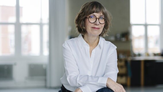 Eine Frau mit weißer Bluse und Brille lächelt in die Kamera © Ullstein Buchverlage 