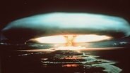 Nach der Explosion einer französischen Atombombe 1971 schwebt dieser riesige Atompilz über dem Mururoa-Atoll. © dpa 