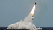 Eine strategische Raketen wird von einem US-U-Boot gestartet © U.S. Navy Foto: John Kowalski