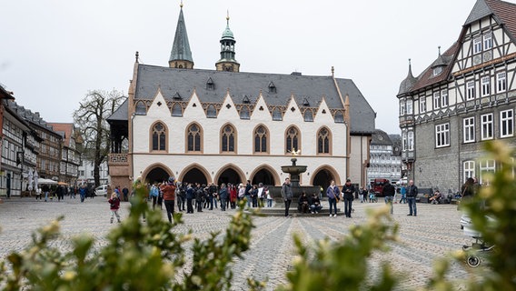 Blick auf den Marktplatz von Goslar. © dpa Foto: Swen Pförtner