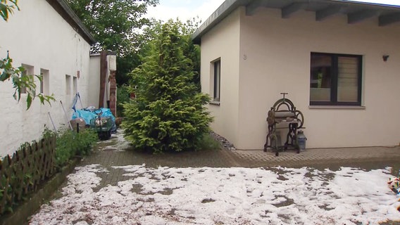 Hagelkörner nach einem Unwetter in Ahrbergen © NonstopNews 