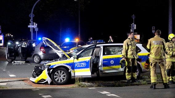 Ein Polizeiauto ist nach einem Unfall stark beschädigt. © Nord-Wesst-Media TV 