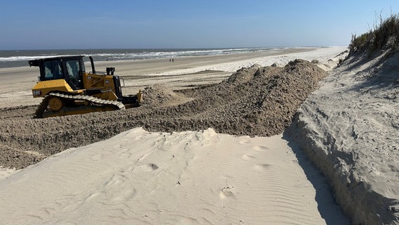 Auf Norderney wird nach der Sturmflutsaison der Strand mit Sand aufgefüllt. © Volker Bartels/dpa Foto: Volker Bartels/dpa
