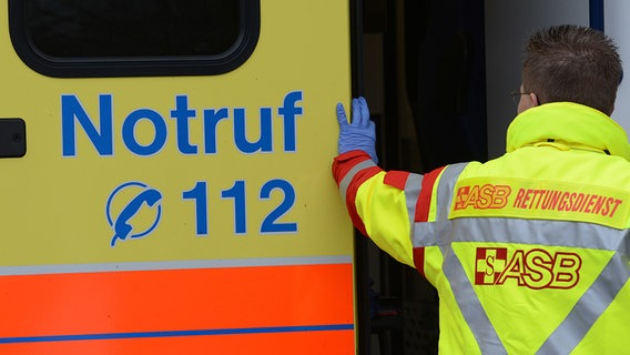 Ein Rettungsassistent vom Rettungsdienst des Arbeiter-Samariter-Bundes steigt in einen Rettungswagen. © picture alliance / ZB Foto: Jens Kalaene