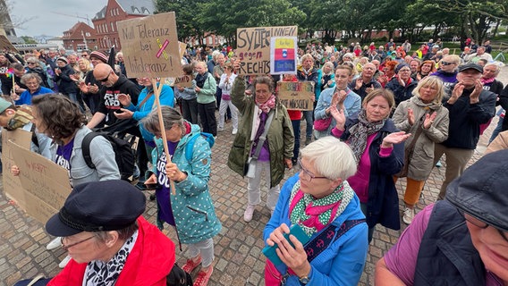 Eine Demo gegen Rechts auf Sylt. © NDR Foto: Jochen Dominicus