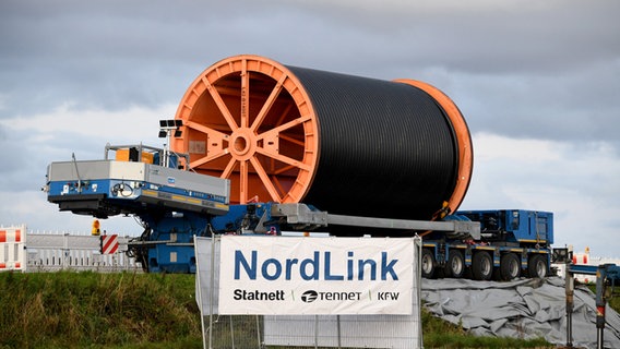 Eine riesige Kabeltrommel wird für den Weiterbau der Stromtrasse "Nordlink" vorbereitet. © dpa-Bildfunk Foto: Carsten Rehder