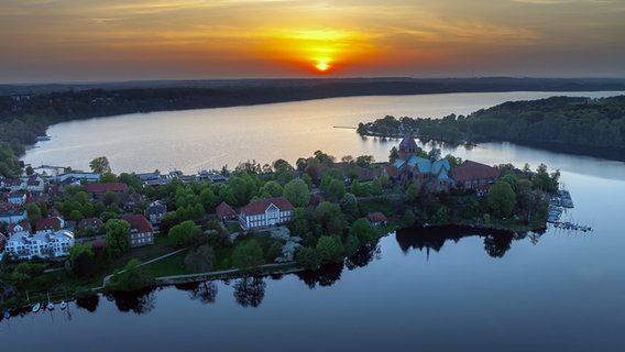 Der Sonnenuntergang über der Inselstadt Ratzeburg. © Oliver Essing Foto: Oliver Essing