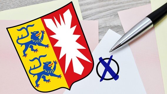 Neben dem Landeswappen von Schleswig-Holstein befinden sich ein roter Stift und ein Wahlkreuz. © picture alliance Foto: Christian Ohde