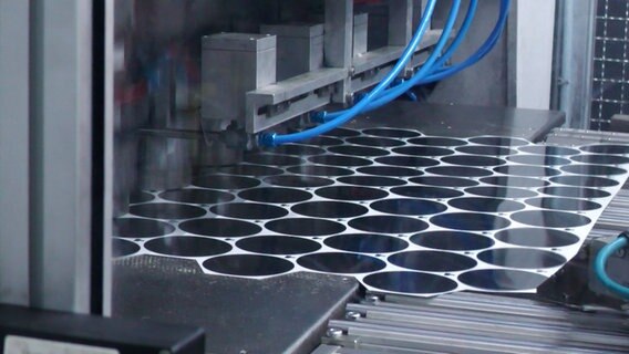 Blechplatten zur Deckelproduktion bei der Firma Pano Verschluss GmbH. © NDR 