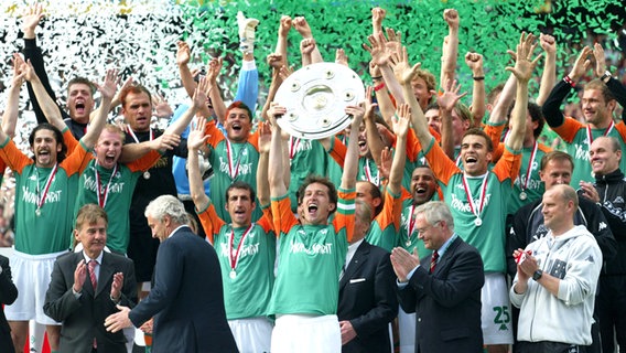 Werder Bremen feiert die Meisterschaft 2004 © picture-alliance / Sven Simon 