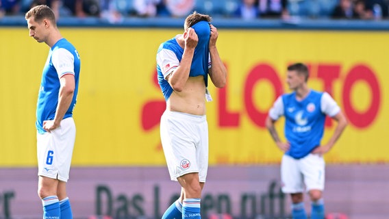 Enttäuschte Rostock-Spieler © Witters/LeonieHorky 