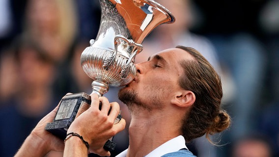 Alexander Zverev küsst die Trophäe nach seinem Turniersieg in Rom. © picture alliance/dpa/AP | Alessandra Tarantino 